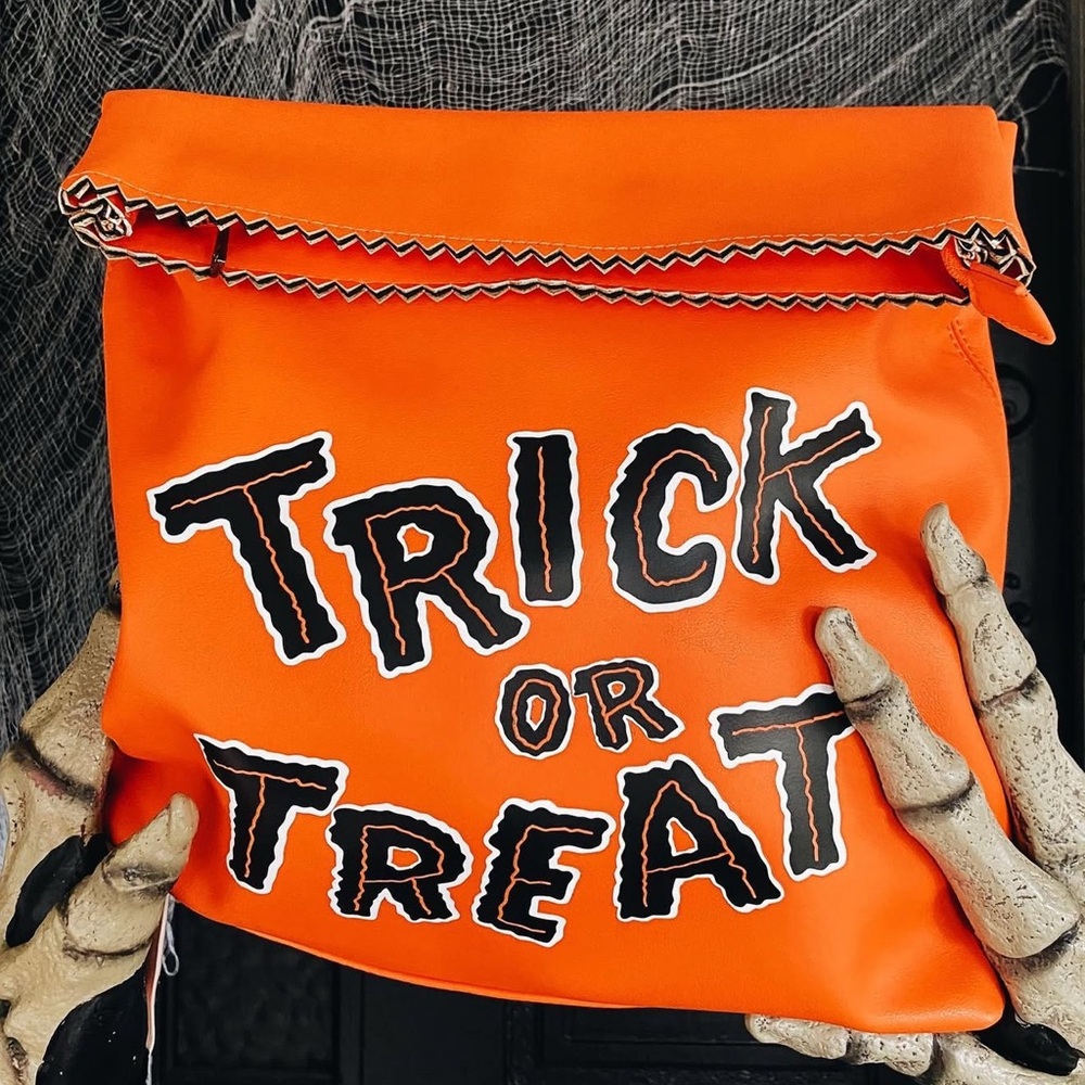 The Beheaded Shop Trick or Treat Handbag - Picture 4 of 5
